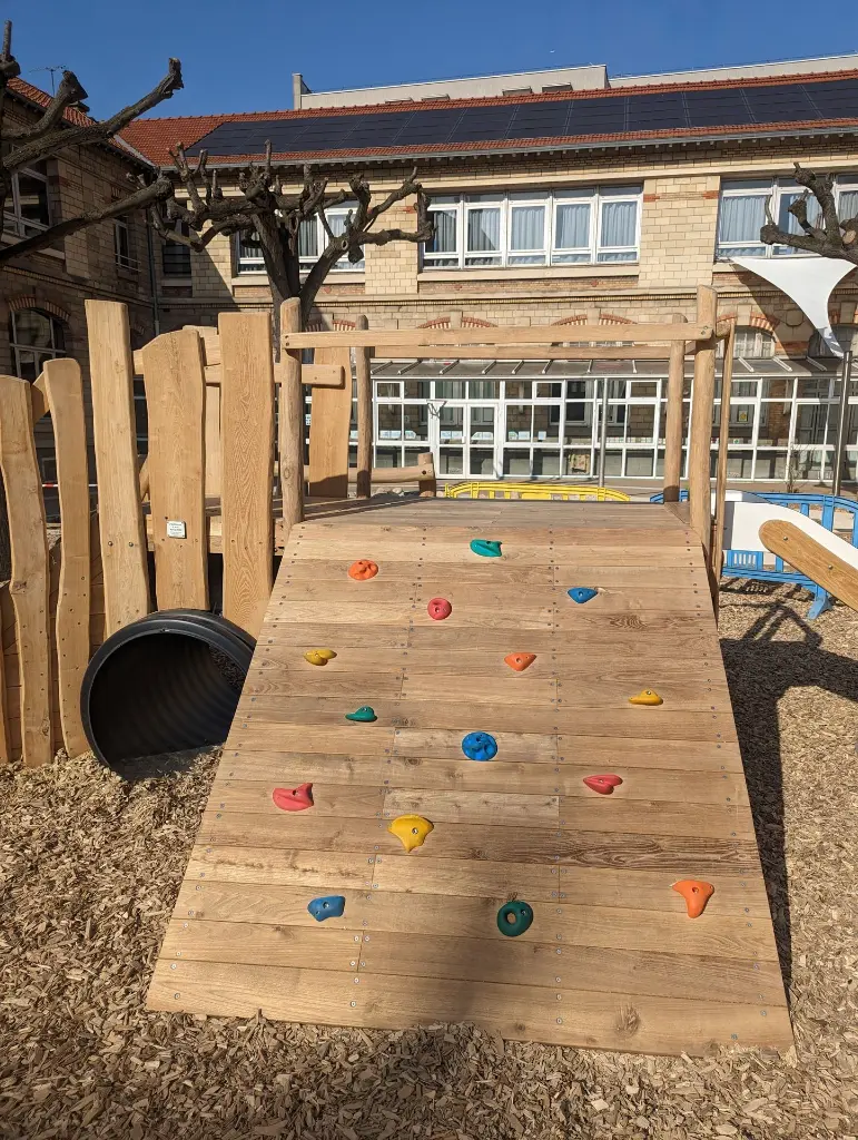 JAJ001_Oasis L'ilot de Hanoi_Jeu ludique en Robinier à plusieurs pans 3.webp