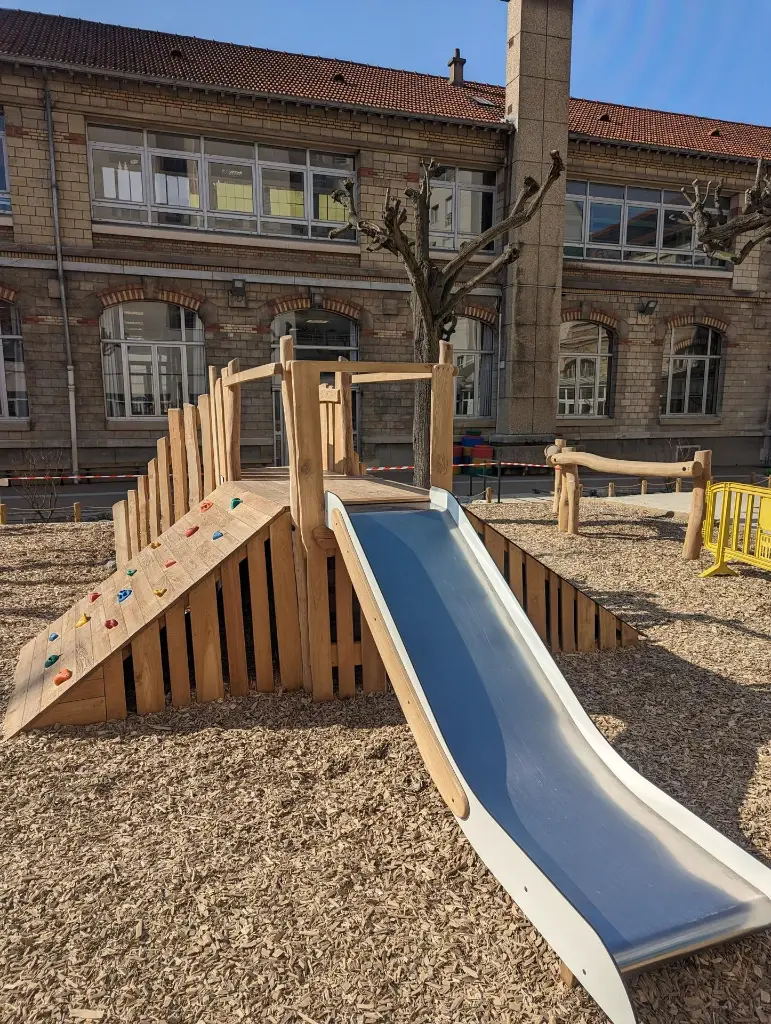 JAJ001_Oasis L'ilot de Hanoi_Jeu ludique en Robinier à plusieurs pans 5.webp