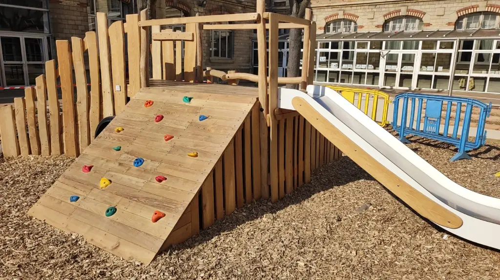 JAJ001_Oasis L'ilot de Hanoi_Jeu ludique en Robinier à plusi1.webp